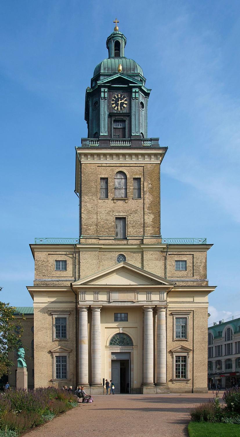 Göteborgs domkyrka, vit fasad och klockstapel mot höstsky.