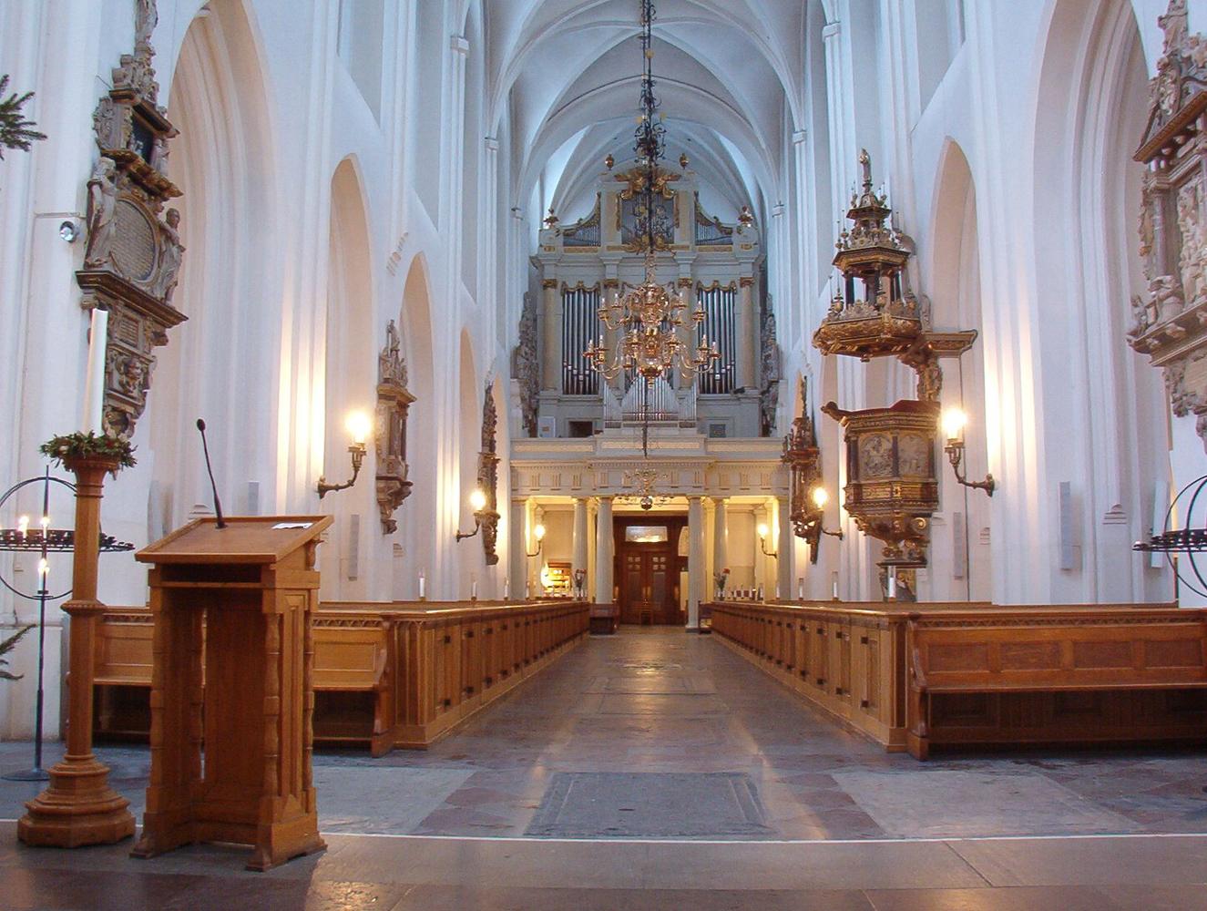 Sankt Petri kyrka i Malmö, vitkalkat valv sett från altaret.