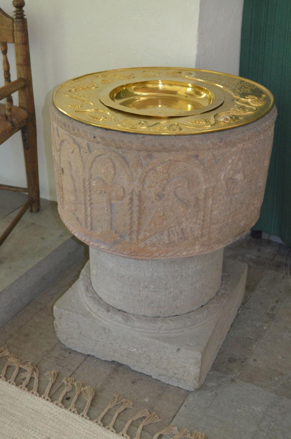 Dopfunt i sten i Nässja kyrka, medeltida utsmyckning.